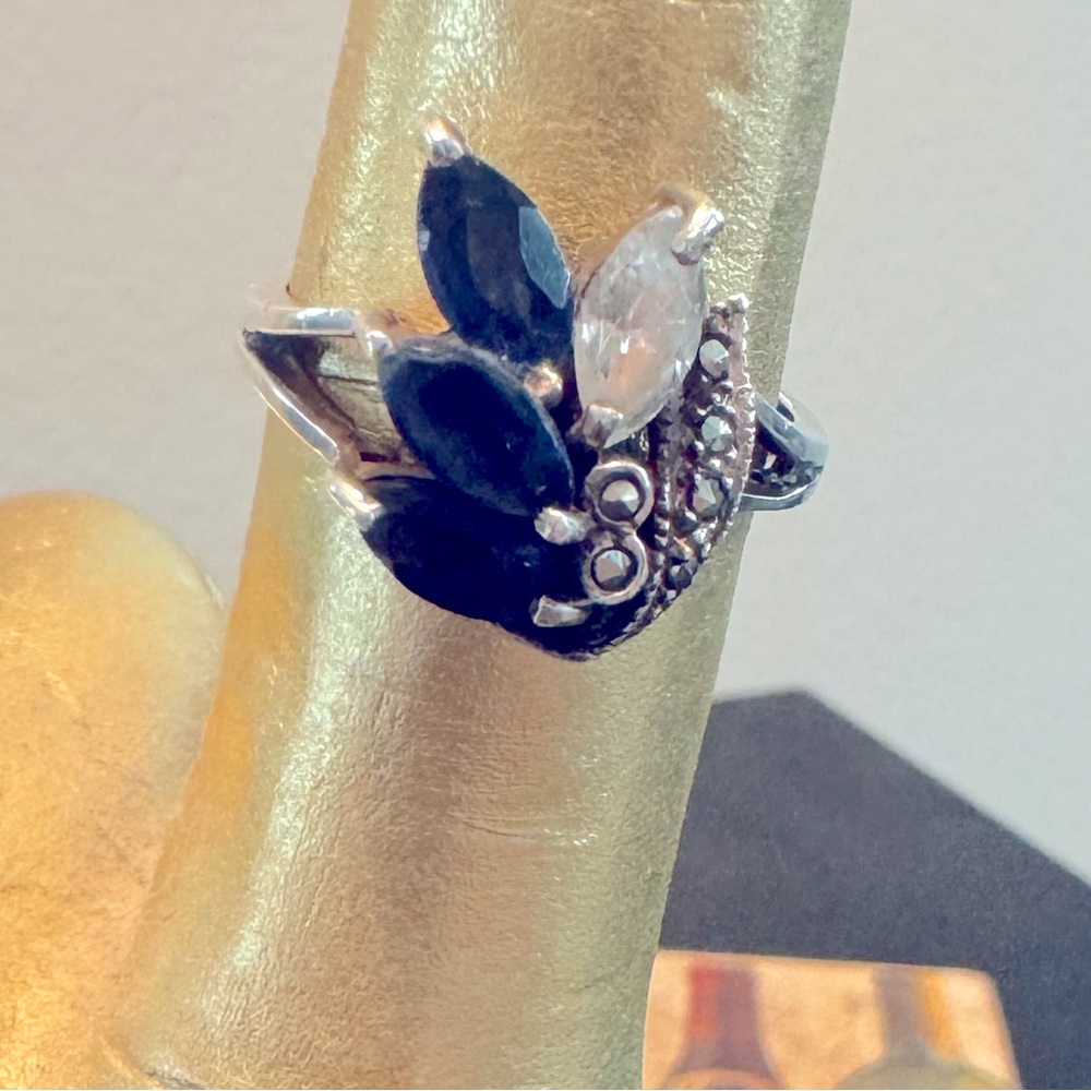 ESTATE SALE vintage 725 ring with CZ and sapphire color stones size 8